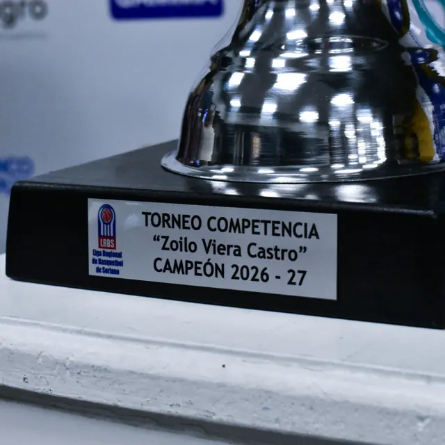 Placa de la copa del Torneo Competencia Zoilo Viera Castro, con la leyenda Campeón 2026-27